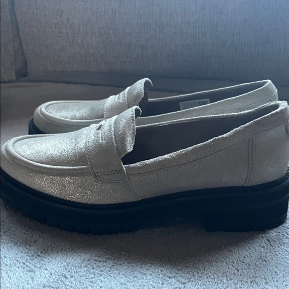 Toms Metallic Cream Leather Loafers brand new never worn sz 8 - Picture 2 of 11